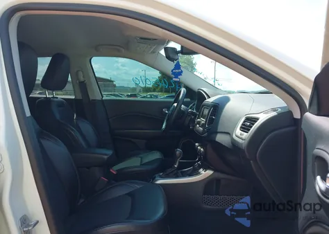 2018 Jeep Compass Latitude 4X4 z USA, uszkodzony, nr VIN 3C4NJDBB0JT457839